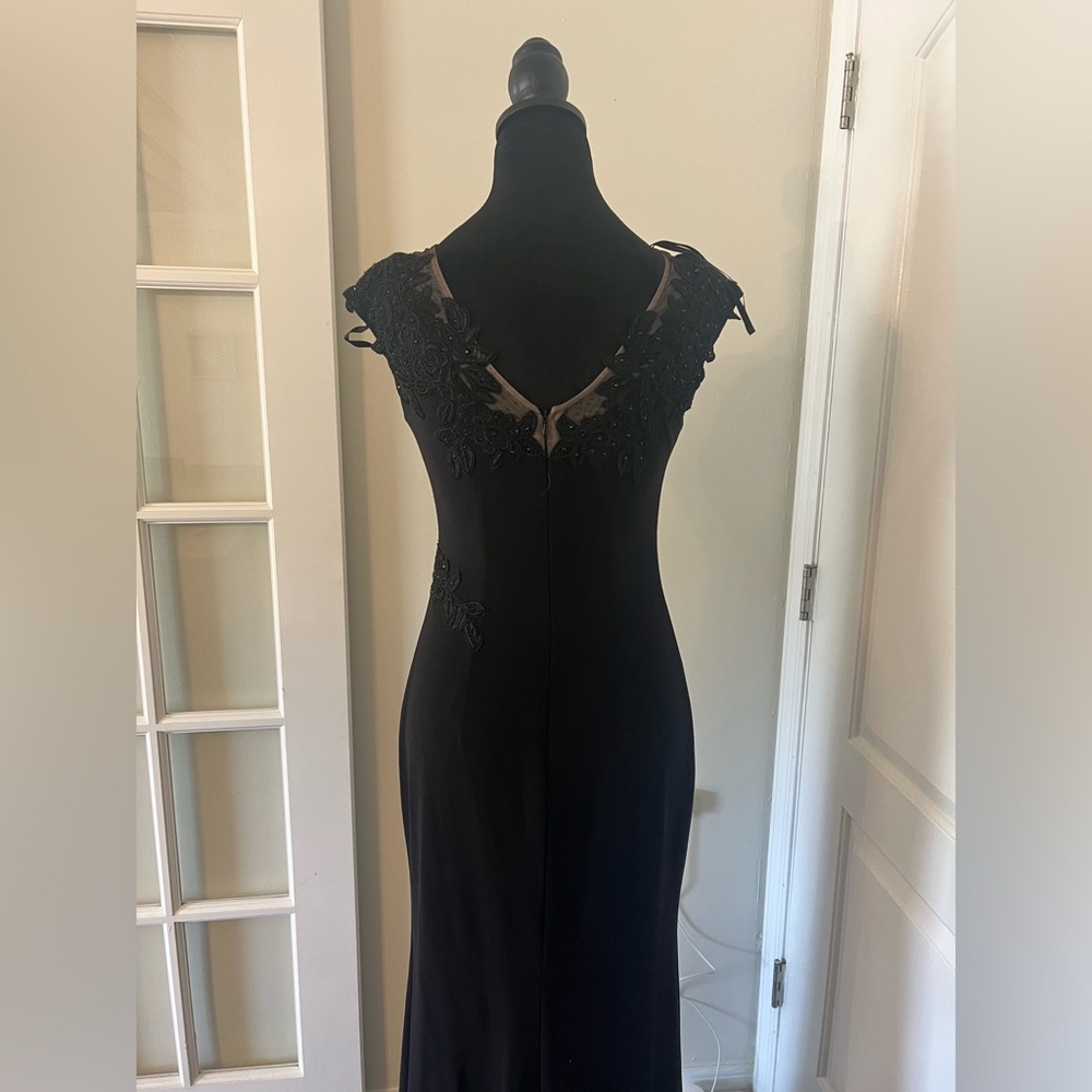 Sophisticated Black Maxi Dress with Lace Accents